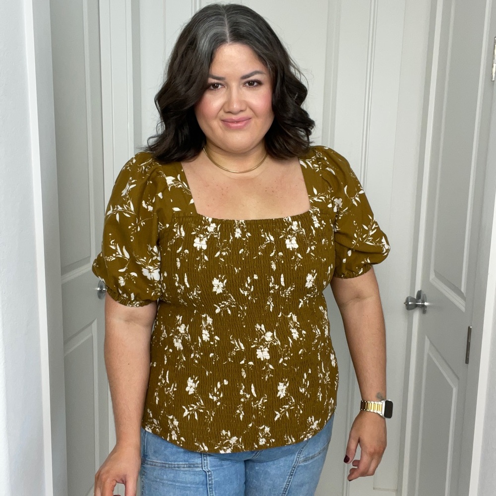 Blouse with oversized sleeve.